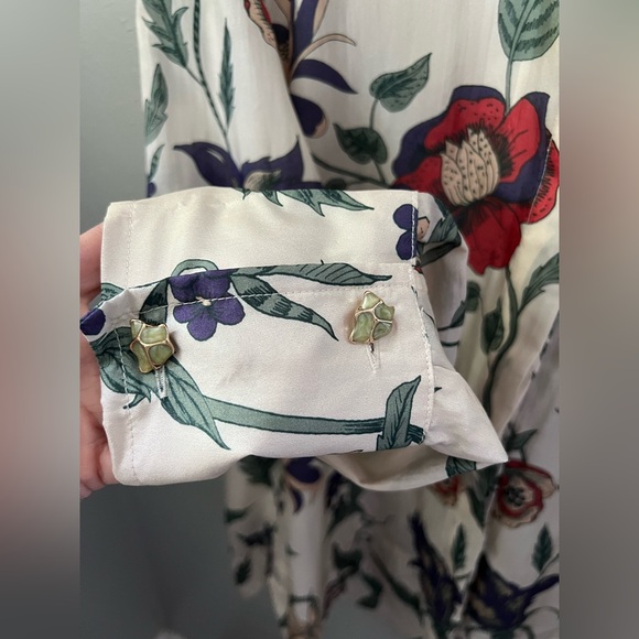 New ISLA & WHITE SALOME FLORAL SILK TOP IN BOUQUET RED Size Medium - Picture 11 of 13